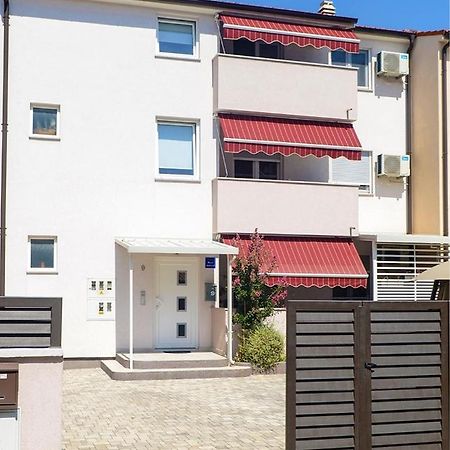 Leona Apartment Пула Екстериор снимка