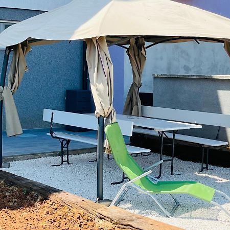 Leona Apartment Пула Екстериор снимка