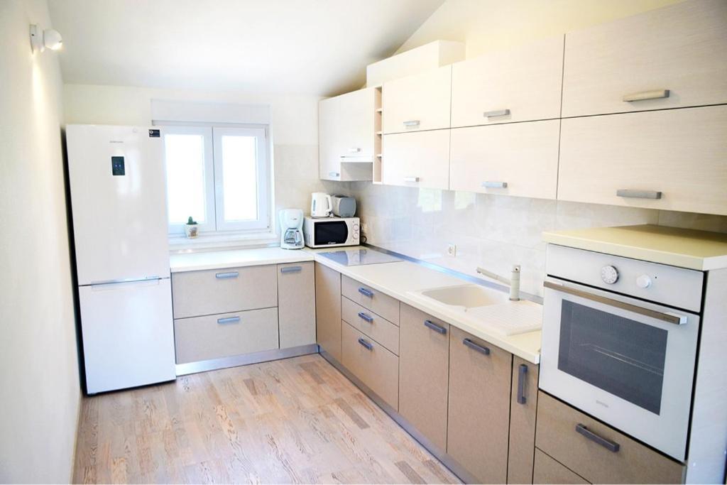 Leona Apartment Пула Екстериор снимка