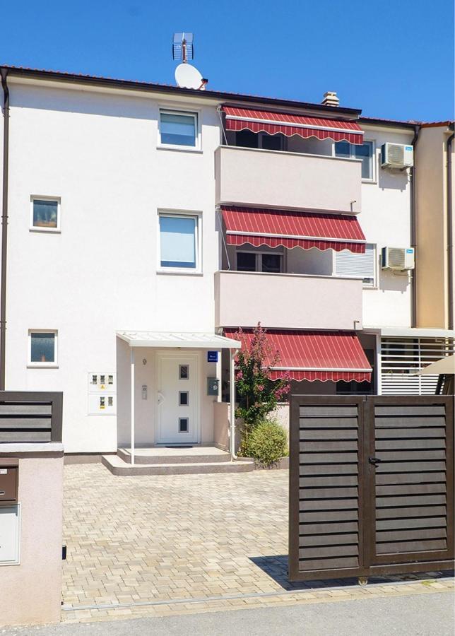 Leona Apartment Пула Екстериор снимка