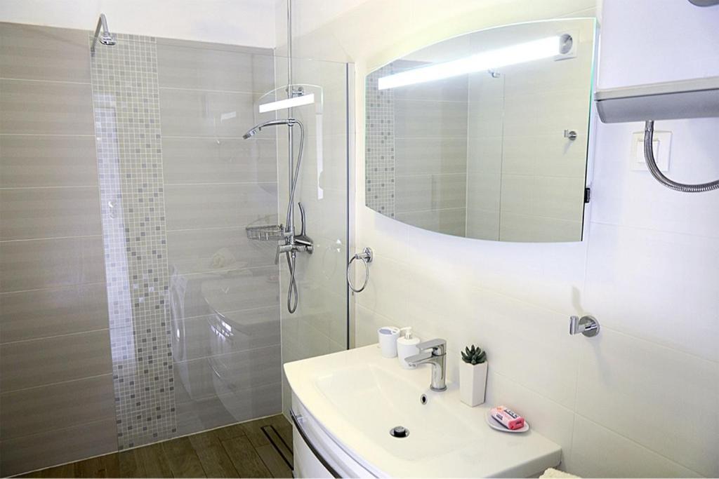 Leona Apartment Пула Екстериор снимка