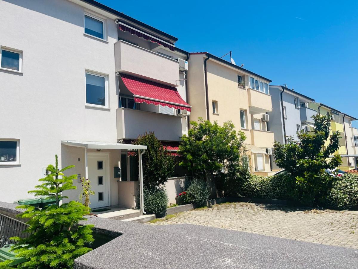 Leona Apartment Пула Екстериор снимка