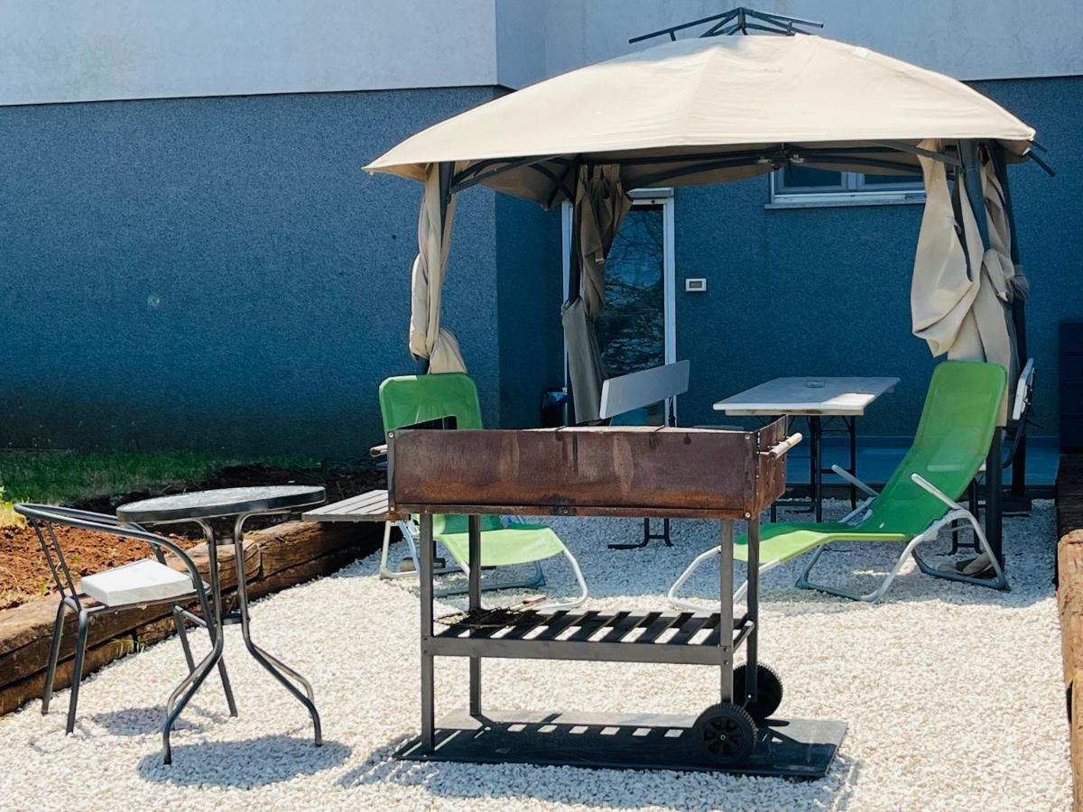 Leona Apartment Пула Екстериор снимка